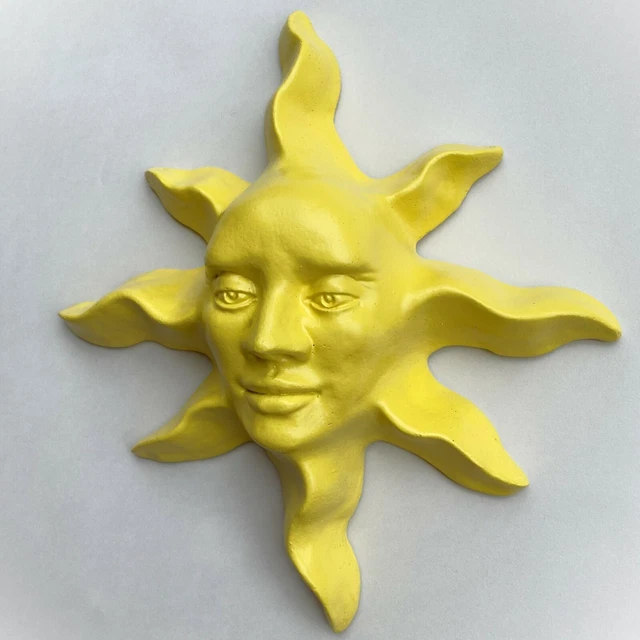 "Máscara estilo máscara cara amarilla de sol de 11", escultura de pared hecha a mano, por Claybraven