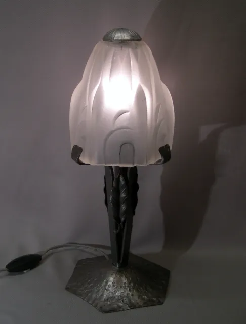 Art Déco - lampe à poser en fer forgé et verre moulé/pressé vers 1925