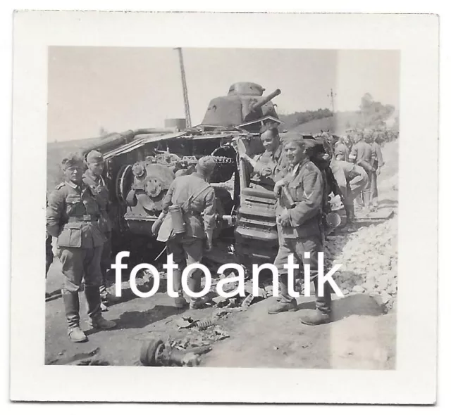 Foto  2 WK Frankreich Panzer CHAR B 1 Volltreffer Motor-Raum Geschütz Soldaten