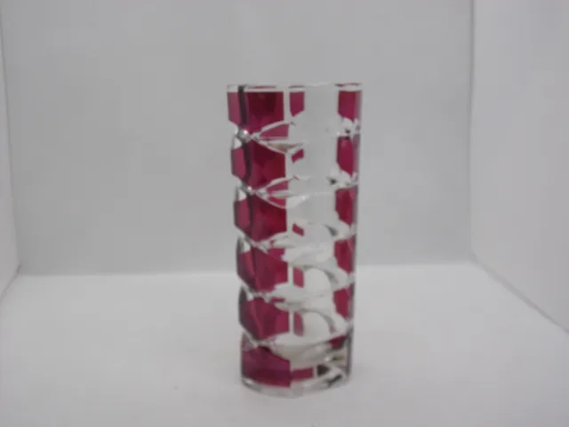 jolie vase en verre taillé coloré rouge