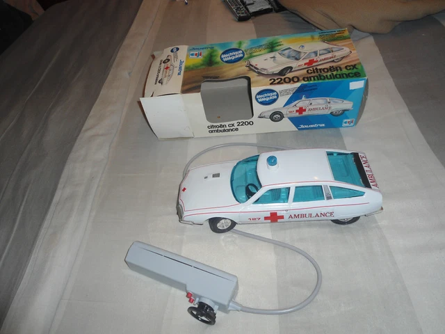 ANCIEN JOUET VOITURE ambulance en tôle lithographiée Kombi VEB DDR 1960/70 1/30 EUR 75,00 - FR