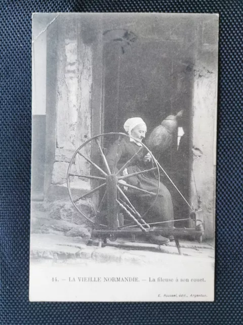 CPA La Vieille Normandie - La Spinner at its wheel