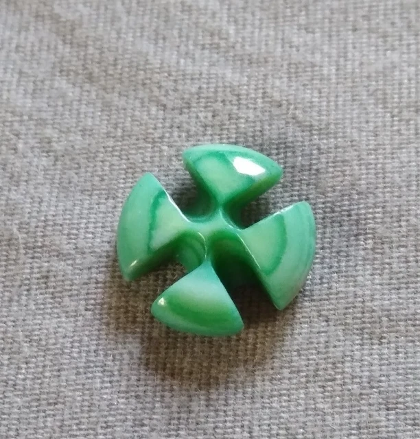 Antique Tiny 3/8" Dyed Green Mother of Pearl Thread Winder.