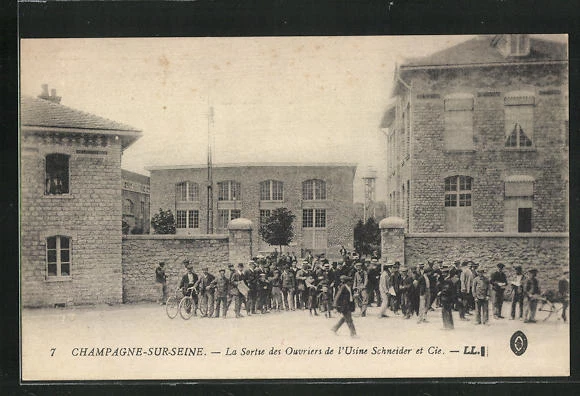 CPA Champagne-sur-Seine, La Sortie des Ouvriers de l'Usine Schneider et Cie