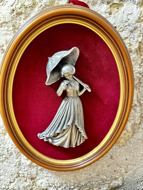 Tableau Relief 3D Femme Au Raisin – Étain – Fait Main – Dimensions 24,5x19,5