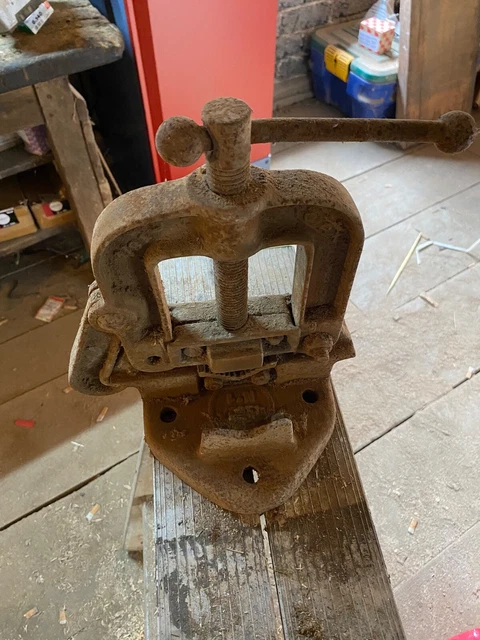 Étau D'établi Ancien – Vintage Industriel – Marque Générique – Objet De Décoration Ou Atelier