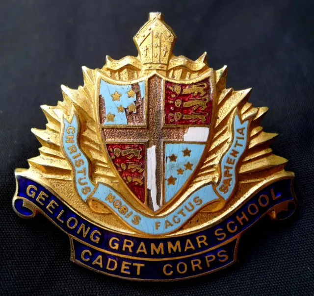 AUSTRALIAN WW2 to 1950s GEELONG GRAMMAR SCHOOL CADET CORPS GILT BRASS HAT BADGE.