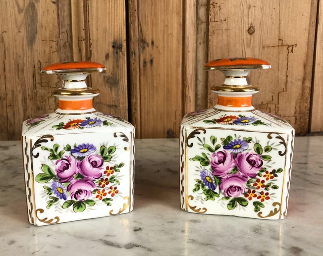 Paire De Flacons En Porcelaine De Sèvres À Décor De Fleurs Ornée De Filets D'or