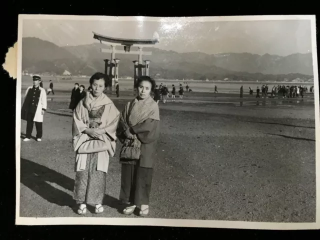 #3190 Japanese Vintage Photo 1940s / kimono woman people torii Ocean beach