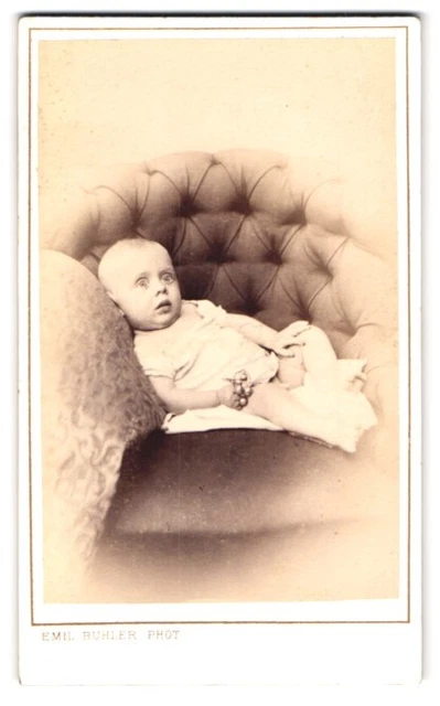 Fotografie Emil Bühler, Mannheim, Ludwigs-Str. 29, Portrait Kleinkind liegt im