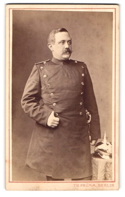 Fotografie Th. Prümm, Berlin, Unter den Linden 51, Portrait Offizier in Uniform