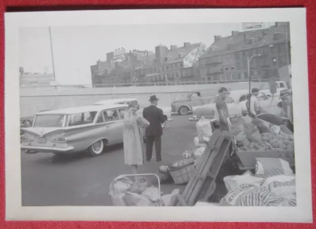 Orig. Foto Markt-Szene Gemüsemarkt Automobil Auto Oldtimer um 1955