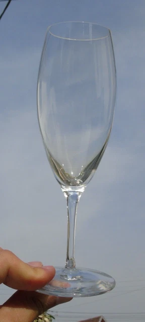 Baccarat - Flûte à champagne en cristal soufflé. Signée Haut. 17,8 cm
