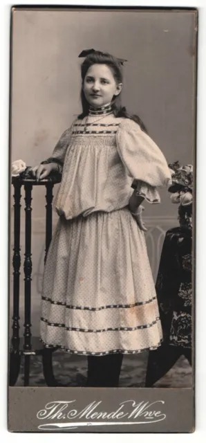 Fotografie Th. Mende Wwe., Hagen i. W., Portrait junge Dame im geblümenten Klei