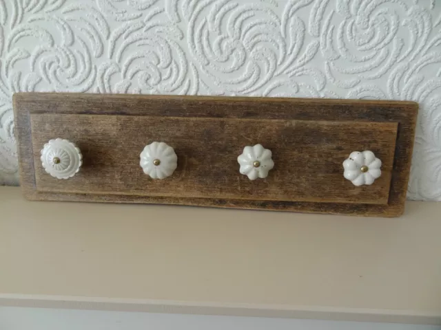 Support en bois avec boutons en céramique vintage faits main, unique