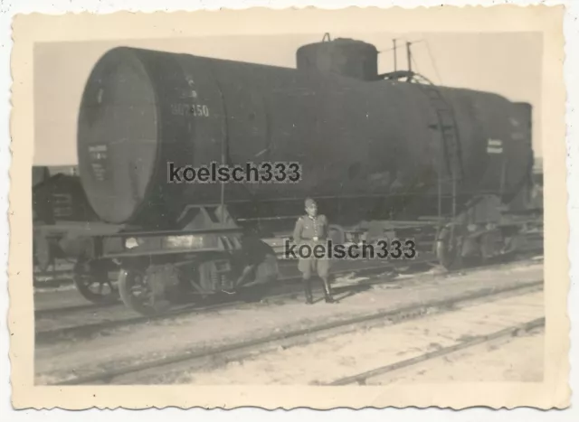 Foto Polizist der Wehrmacht vor einem Kesselwagen auf dem Bahnhof Przemysl Polen