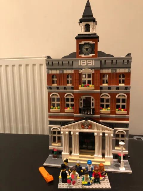 Lego 10224 Creator Expert Modular: Town Hall 100% Complete, Minifigures, manual