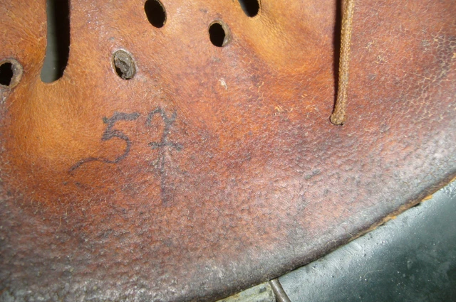 Helm 2. WK, mit Innenfutter und Kinnriemen, Gr. 57, keine Verbotenen Zeichen. 11