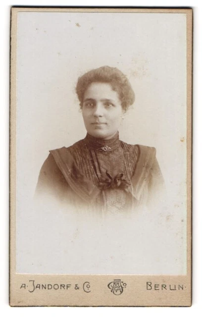 Fotografie A. Jandorf & Co., Berlin, Portrait junge Dame im eleganten Kleid mit