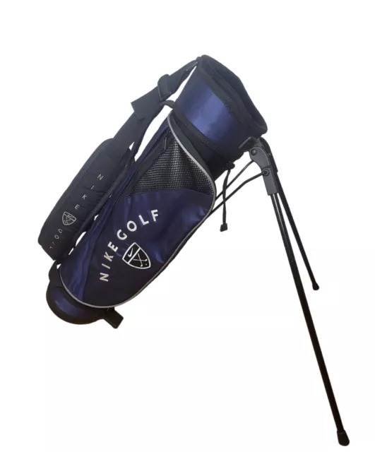 Nike Jr. Golf Youth Kids Bag With Shoulder Strap Fold Out Stand Legs Nike Jr. Golf Youth Kids Bag With Shoulder Strap Fold Out Stand Legs