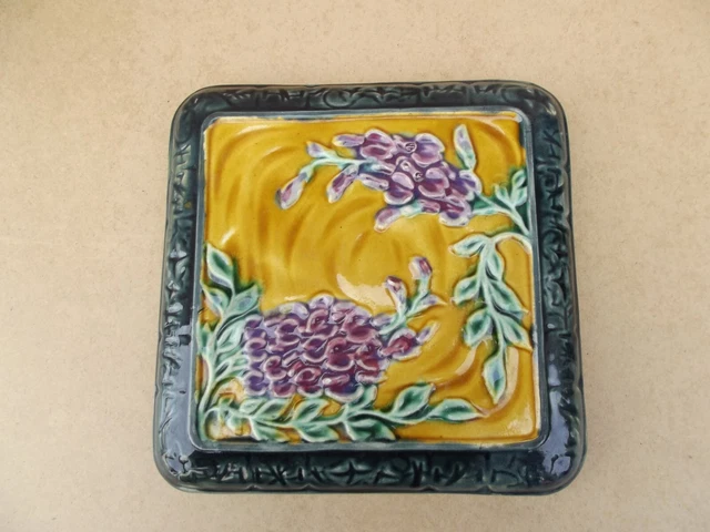 ancien dessous de plat en barbotine à la ménagére Paris décor grappes raisins