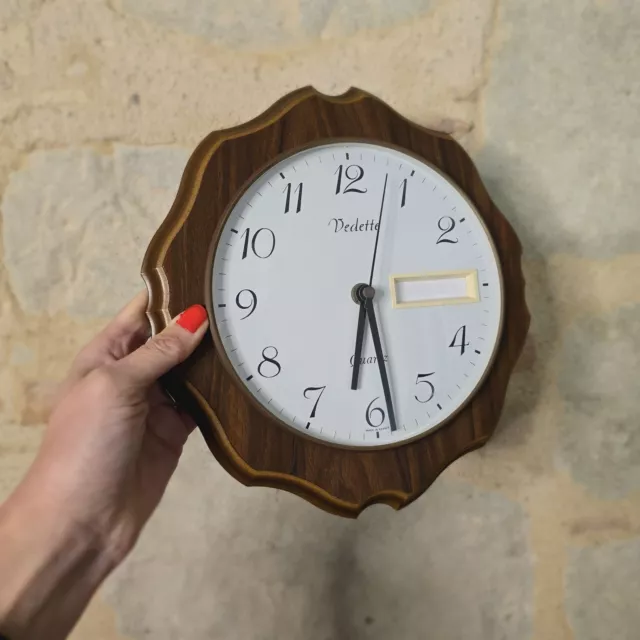 Ancienne Horloge Murale Vedette en bois, non fonctionnelle et manque le dateur