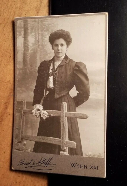 stehende junge Frau - Kulisse / CDV Reinl & Adleff Wien XXI