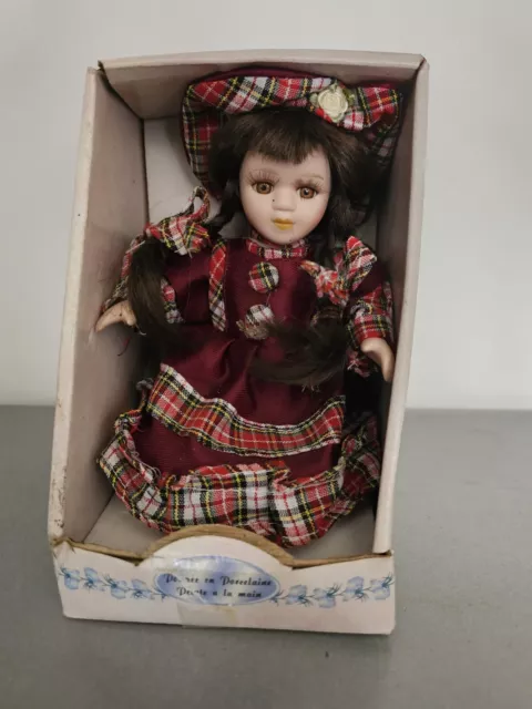 Jolie Petite Poupee En Porcelaine Ancienne