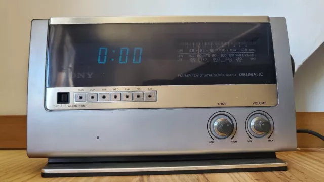 Sony ICF-C820L AM / FM Clock Radio reveil