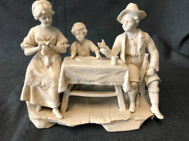 BEAU SUJET EN BISCUIT FIN XIXeme   SIGNE : MULLER THURINGE  "LA FAMILLE"
