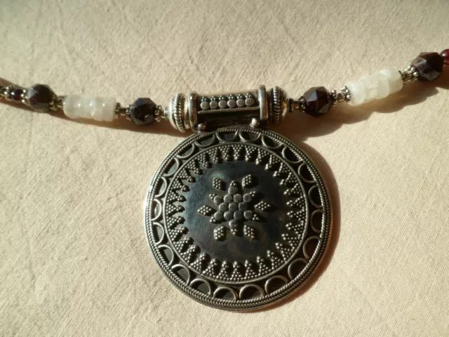 Collier mit Perlen, Regenbogenmondstein, Granat und Medaillon, 925 Silber, 45 cm