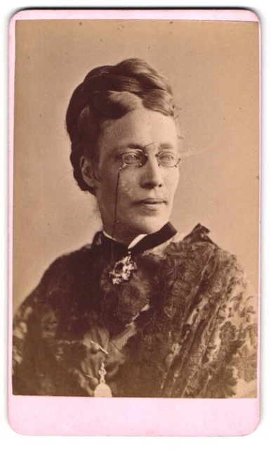Fotografie Otto Reitmayer, München, Dame im Kleid mit Zwickerbrille und Tüllübe