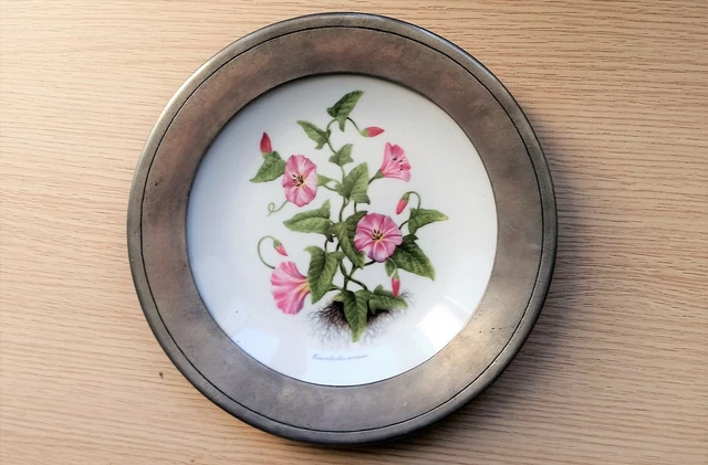 ASSIETTE MURALE porcelaine de France fait main motif hiver signée P