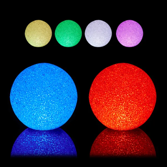 une boule disco lumineuse aux reflets multicolores sur le mur