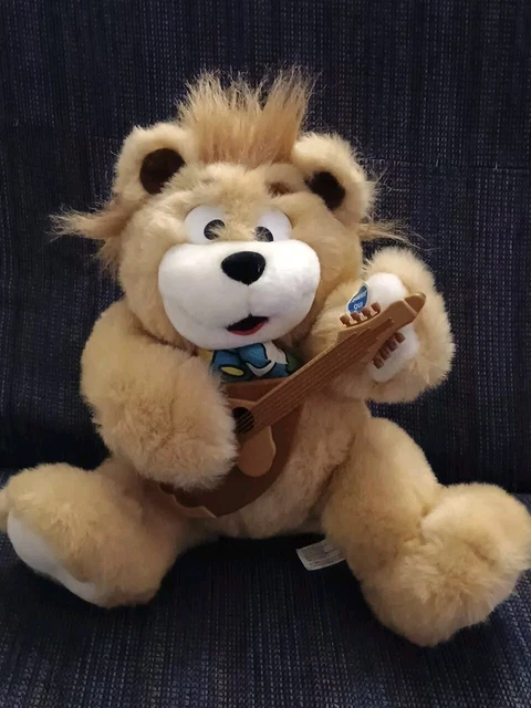 Una Bambina E Un Musicista Di Schiocco Con La Charra Si Siedono Sulle Lettere Image34053361