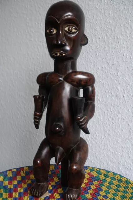 Afrikanische Stammeskunst Figur der Bakongo oder Vili aus der DR Kongo