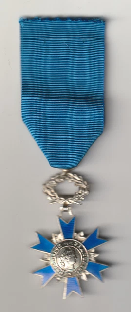 Médaille L'Étoile Du Bien Et Du Mérite - Décoration Française - Occasion