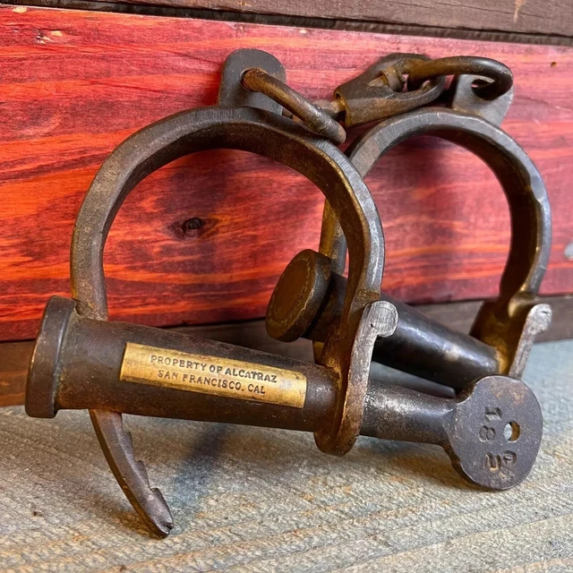 Menotte Artisanale Ancienne En Fer Avec 2 Clés - Pour Mains, Jambes Ou Manches - Occasion Fonctionnelle