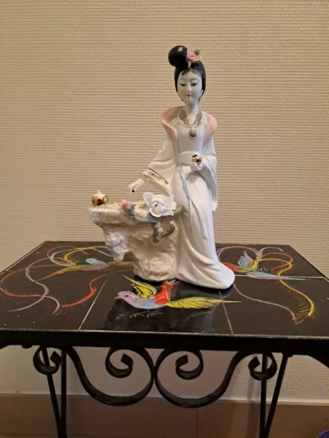 Statue Geisha. Porcelaine / Visage Biscuit. Jeu De Go. 30.5 X 17 X 12 Cm.
