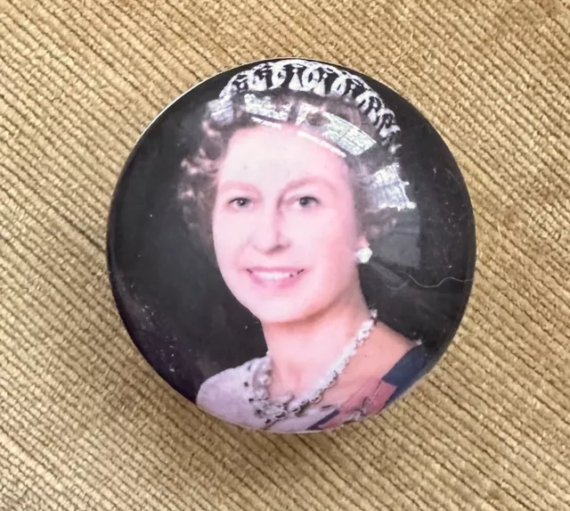 CROWN STAFFORDSHIRE PILL BOX for Silver Jubilee of QUEEN ELIZABETH II 1977 3