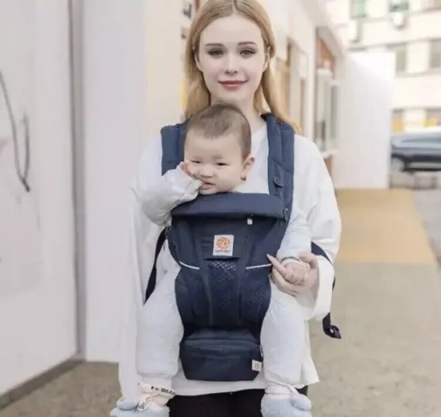 Portabebés Ergobaby Omni Breeze multifuncional transpirable en azul de 0-3 años