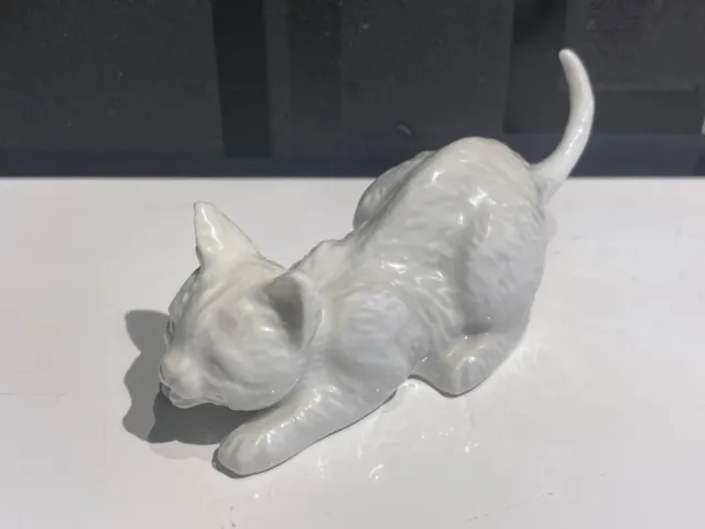 Porzellanfigur Miniatur , schleichende Katze, Augarten Wien