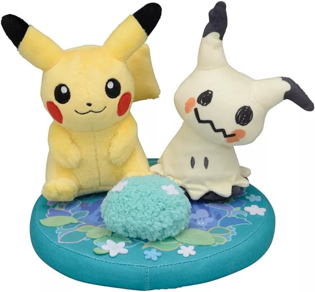 Pokemon Center Original Plüschpuppe Diorama Plüsch Pikachu und Mimikyu...