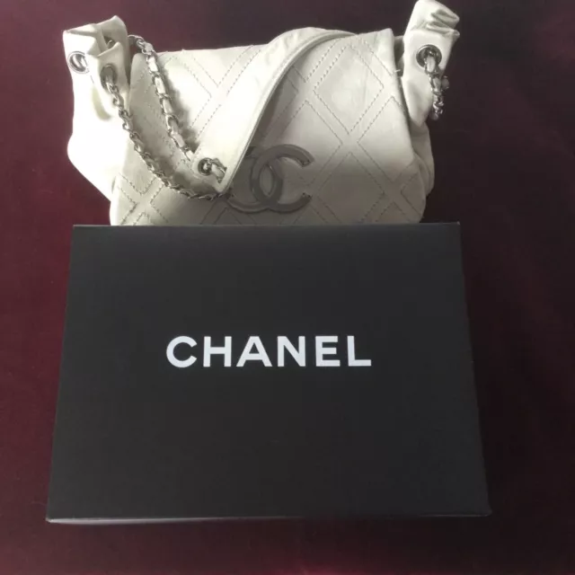 CHANEL CLASSIC FLAP MEDIUM ACCORDION HOBO BAG METAL LOGO in FADED GREY WHITE