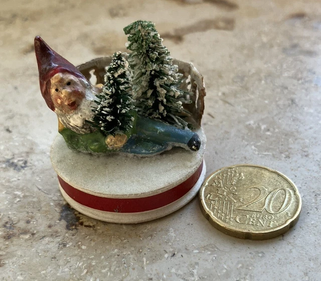 ALTER DEKO GARTENZWERG mit Tannenbaum in Winterlandschaft 3,5 cm