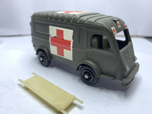 AMBULANCE MILITAIRE RENAULT 1000 Kg CIJ 1/43 EUR 10,00 - FR