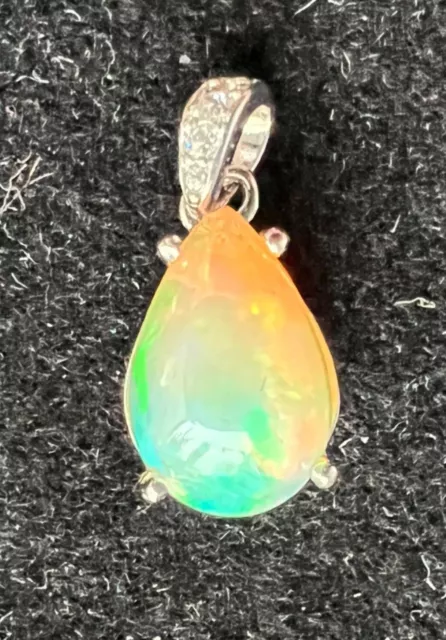 Echter Welo Opal Anhänger in Tropfenform aus Silber in Multicolor ca.9x7 mm