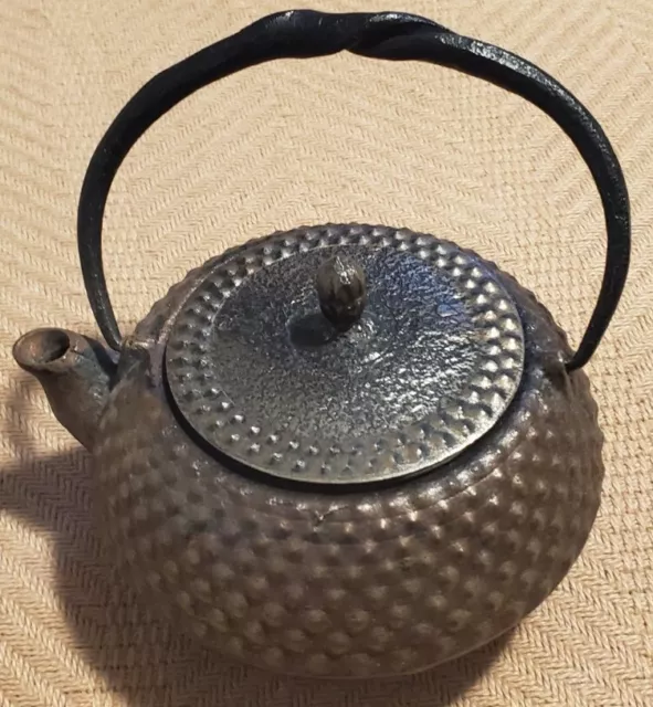 https://www.picclickimg.com/g6MAAOSwDwVjOh33/Vintage-Arare-Pattern-Japanese-Cast-Iron-Tea-Kettle.webp