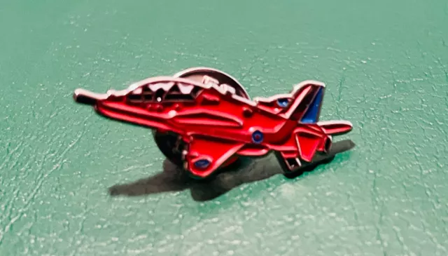 RAF Red Arrows Jet Flugzeug Pin Revers Abzeichen Metall Emaille UK GB 3x1,2cm