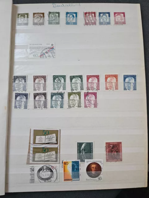 briefmarkenalbum mit briefmarken aus verschiedenen Ländern usw 